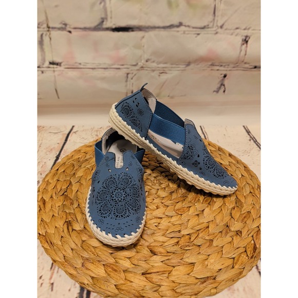 bernie mev. Shoes - Bernie Mev Women's Blue Laser Cut Flower Slip On Tulum Leather Sz 7 NIB